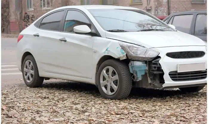 Weiße Limousine mit Motorschaden in Siegen